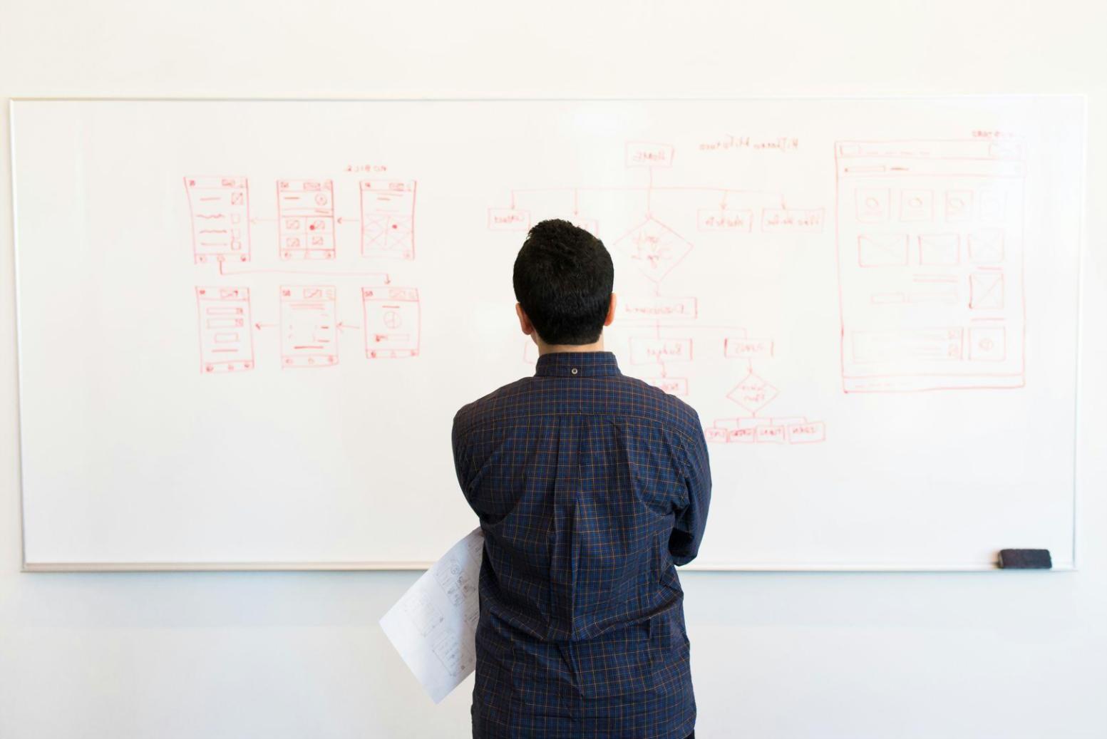 Workshopteilnehmer beim gemeinsamen Lernen über finanzielle Denkweisen