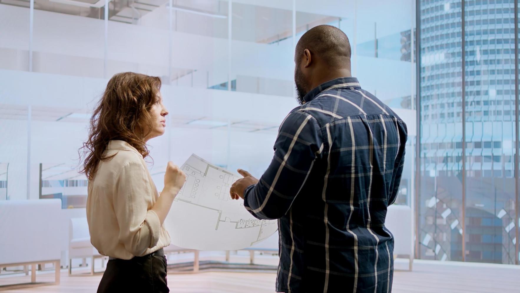 Arbeitsumgebung mit Notizen und Materialien zum Money Mindset Programm